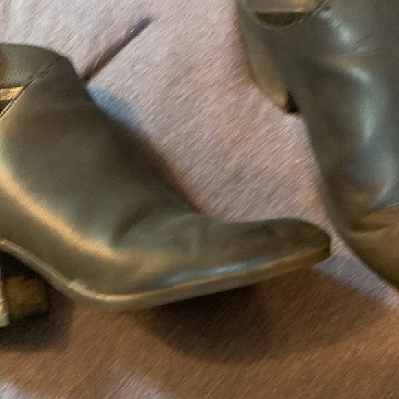 Aerosols size 8 leather black booties with buckle on heel. GUC - Picture 2 of 4